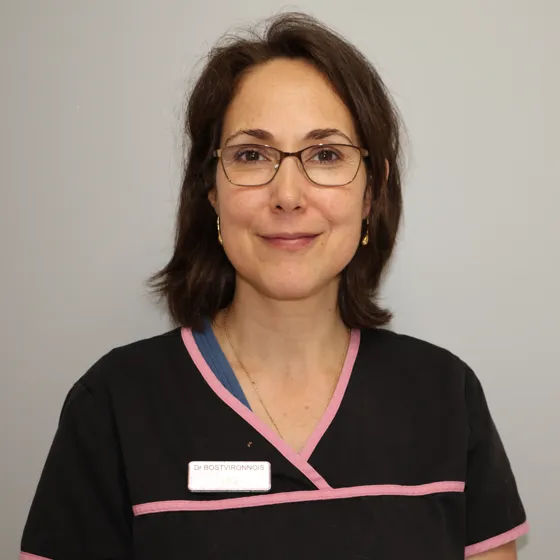 Portrait du Dr Valérie Bostvironnois, souriante, en tenue de clinique.