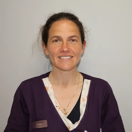 Portrait du Dr Elvire Verdonck, souriante, en tenue de clinique.